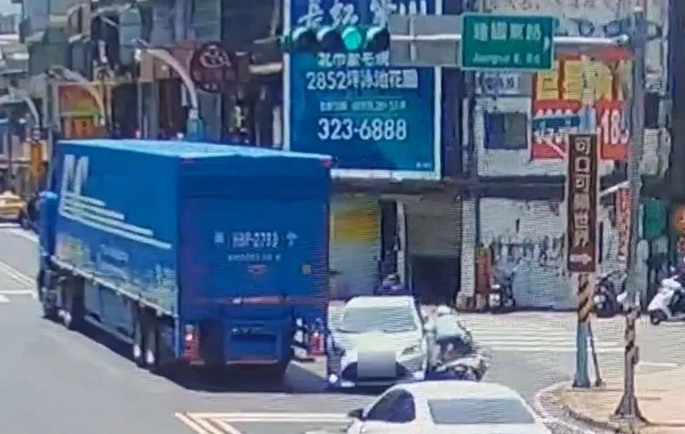 逆向撞倒騎士。翻攝畫面