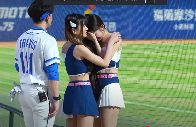 李珠珢在應援時落淚。  翻攝@onedayfans  YT