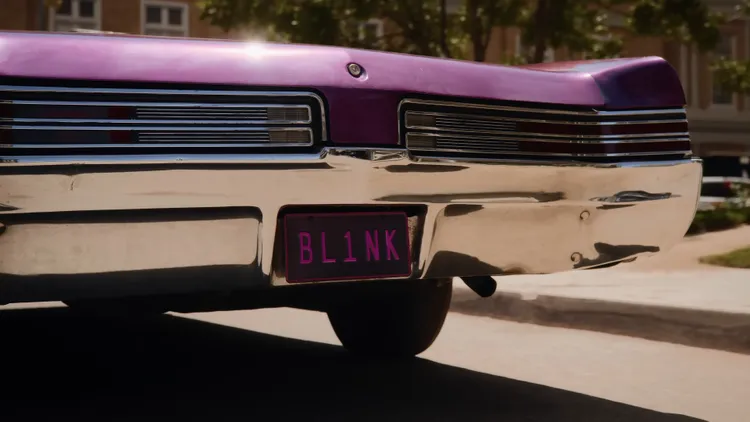 敞篷車牌「BL1NK」象徵粉絲「BLINK」。翻攝YouTube