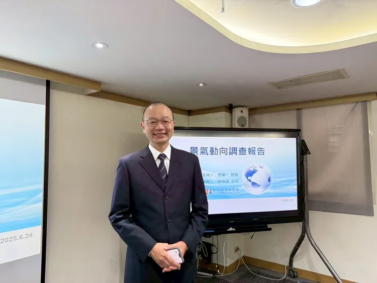 台灣經濟研究院今公布5月份景氣動向調查，三大營業氣候測驗點齊跌，另外台經院看淡23個行業未來半年的景氣。圖為台經院景氣預測中心主任孫明德。台經院提供