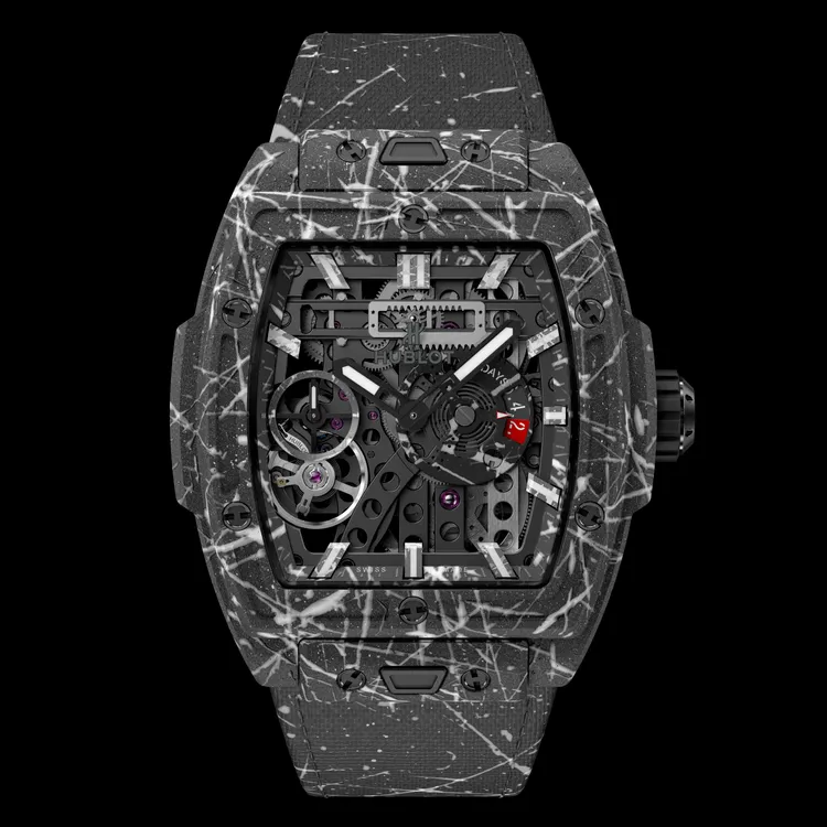 HUBLOT Spirit of Big Bang Meca-10街頭藝術腕錶「月影」款，45mm，啞光深色複合材質錶殼，啞光黑色鏤空錶盤，高科技複合織物錶帶，HUB1233自製手動上鍊鏤空機芯，動力儲存240小時，防水深度100米，限量30只，163萬元。品牌提供