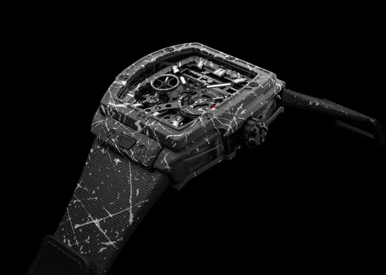 HUBLOT Spirit of Big Bang Meca-10街頭藝術腕錶「月影」款，45mm，啞光深色複合材質錶殼，啞光黑色鏤空錶盤，高科技複合織物錶帶，HUB1233自製手動上鍊鏤空機芯，動力儲存240小時，防水深度100米，限量30只，163萬元。品牌提供