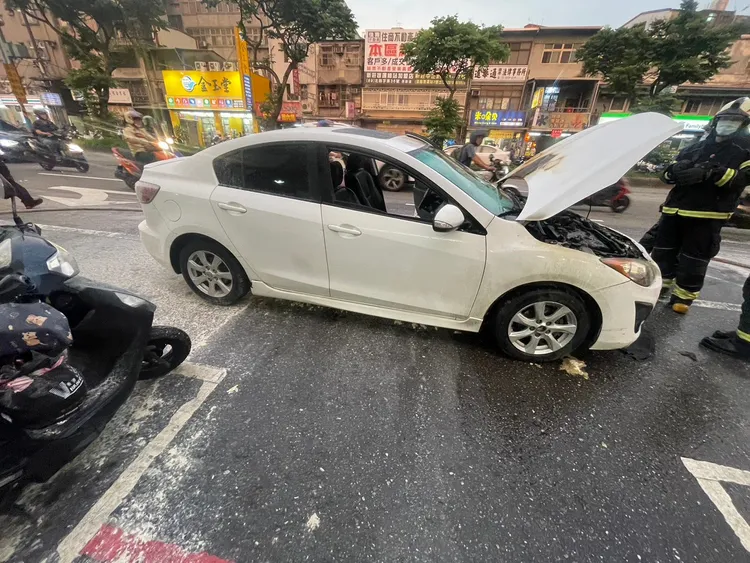火燒車現場。桃園市消防局提供