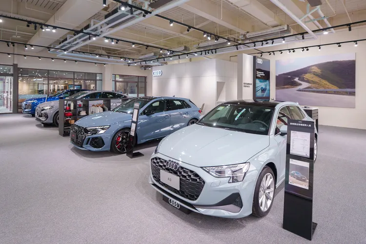 Audi 民族都會車廊採用原廠最新Progressive Retail設計語彙，結合現代化空間規劃，提供顧客更舒適愉悅的賞車體驗。業者提供