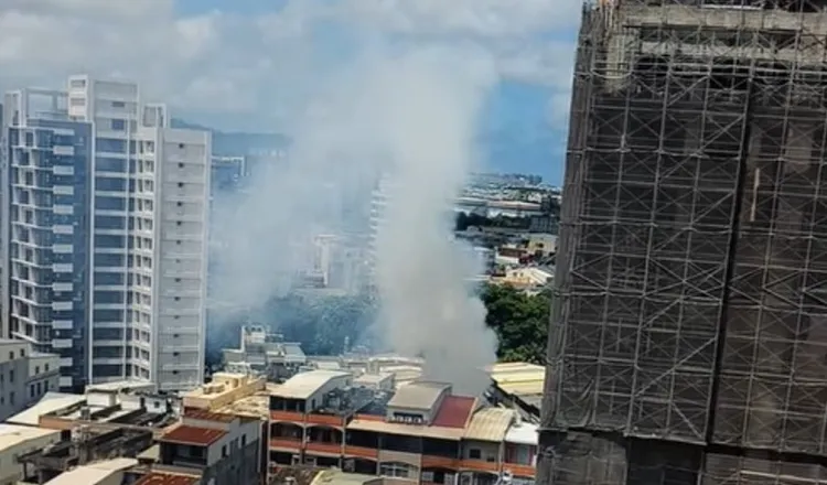 平房火警濃煙不斷竄出，附近民眾拍下照片PO網。翻攝照片