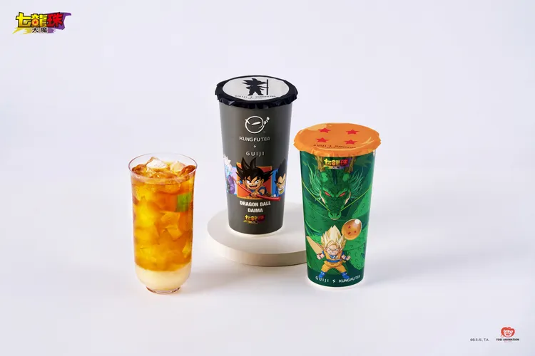 七龍珠聯名期間主打兩款專屬聯名飲品，包含「星桃樂胭脂」及「星桃樂翡翠」。功夫茶提供