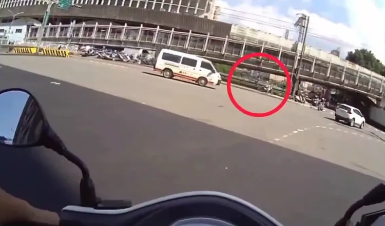 婦人騎電動車違規。警方提供