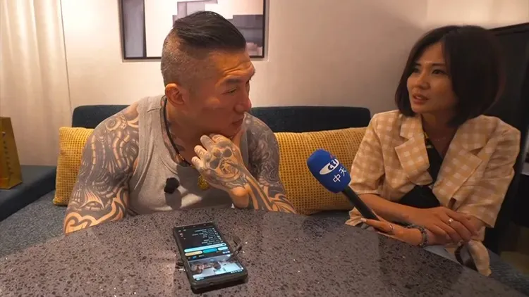 網紅「館長」陳之漢昨晚在直播揭露為何這次訪中行程髒話變少了。翻攝自館長惡名昭彰YouTube