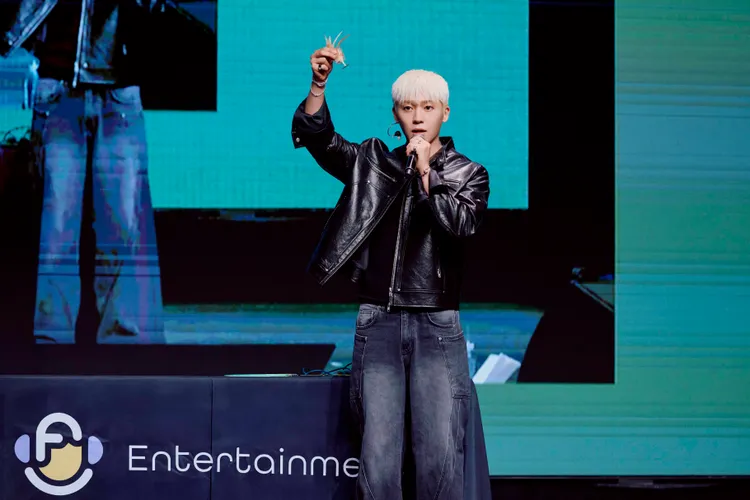 剛退伍的創造自豪體力沒問題，踢毽子卡關自請懲罰。FU Entertainment、DJB提供