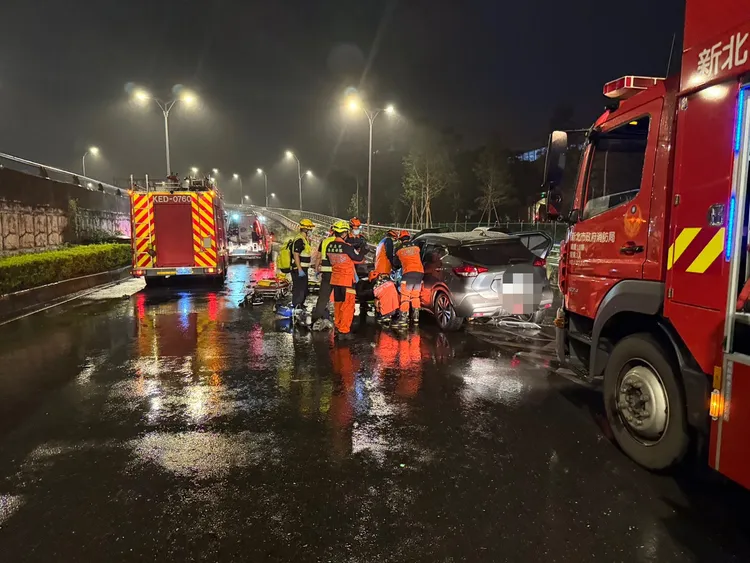 黃翁疑似未注意車前狀況，車子直接撞上橋墩，最後人傷重送醫不治。警方提供