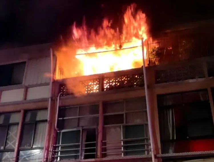 火勢從1樓延燒到3樓，家中4人先逃出，2人從2樓跳下送醫救治。民眾提供