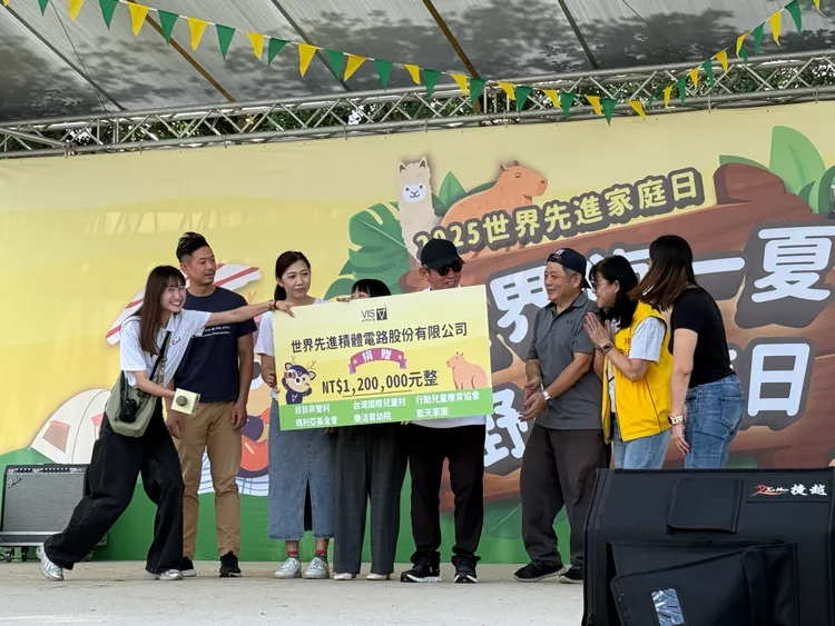 世界先進董事長方略代表捐贈六家公益機構共120萬元。呂承哲攝