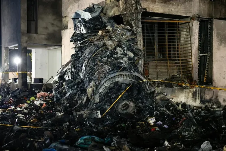 失事印航客機發動機掉落在地面。路透