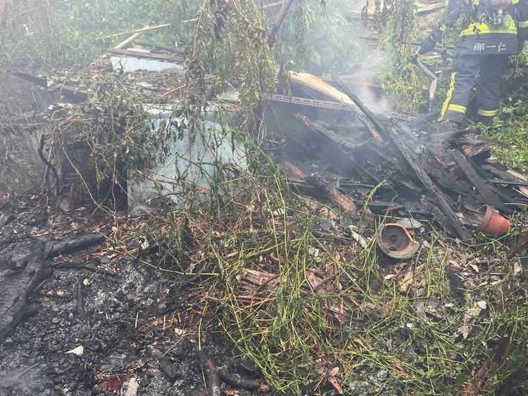 消防人員在10分鐘內撲滅火勢，起火原因有待調查。民眾提供
