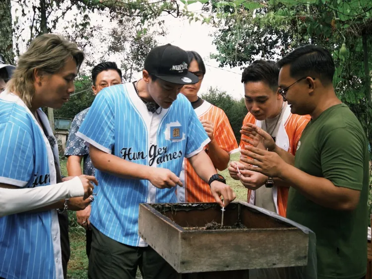 藝人們體驗馬來西亞當地特色。中視提供