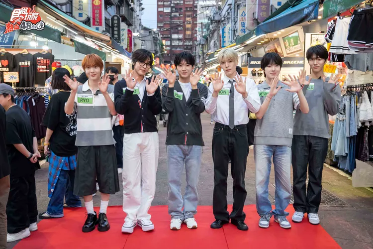 韓國團體NCT WISH成員員RYO（左起）、RIKU、YUSHI、SION、SAKUYA、JAEHEE等逛夜市。TVBS提供
