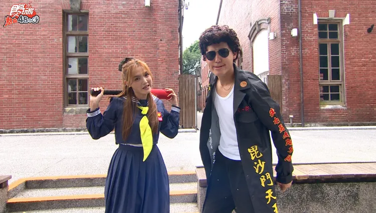 朵拉（左）和風田化身暴走族，探訪巨星光臨名店。TVBS提供