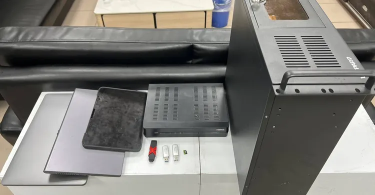 檢警查手扣科技公司物證。新竹地檢署提供