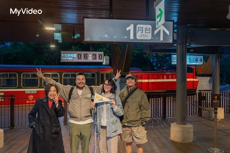 李銘忠（左2）凌晨2點帶隊上阿里山看日出。台灣大哥大MyVideo提供