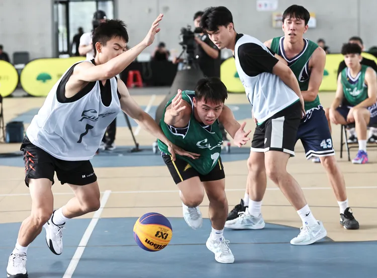 2025國泰青年節高中暨大專3x3籃球賽，大專男子組激烈爭戰。圖／國泰金控提供
