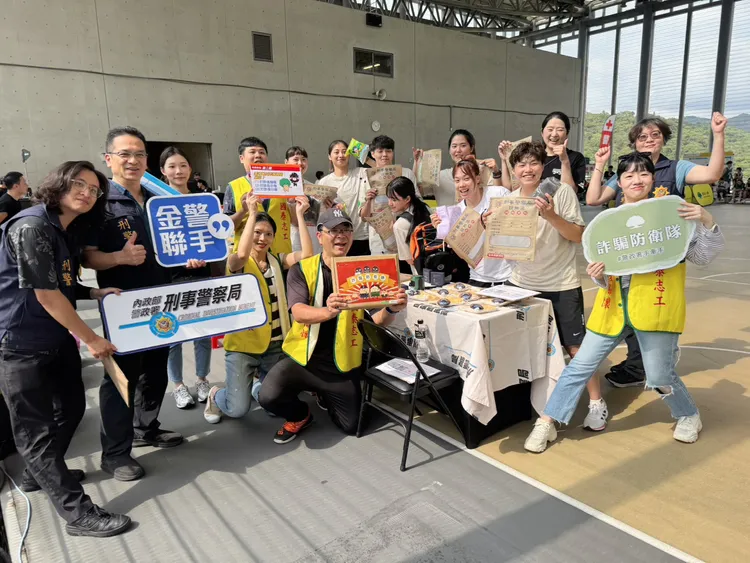 金警聯手打詐！國泰金控與刑事局犯罪預防科合作，偕同國泰志工、國泰女籃，在總決賽現場透過遊戲、互動，對年輕學子宣導反毒、反詐騙。圖／國泰金控提供