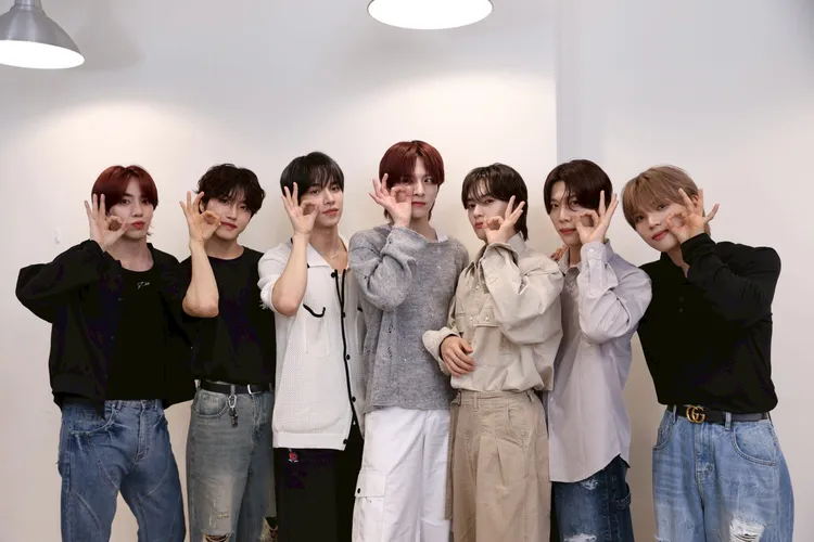 n.SSign以台灣小吃為發想，擺出珍珠手勢。彭欣偉攝