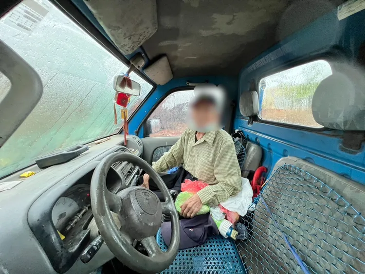 康姓老翁被發現時坐在副駕駛座上，身體沒有大礙。民眾提供