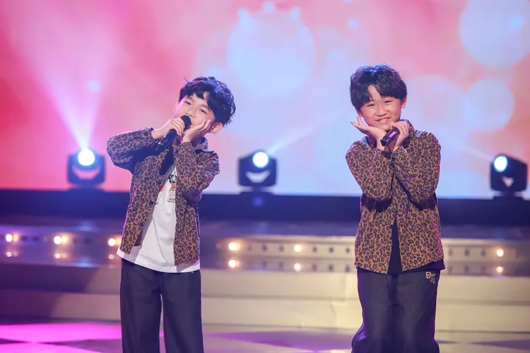 周柏霖(右)和周祐均在《超級冰冰Show》模樣可愛。民視提供