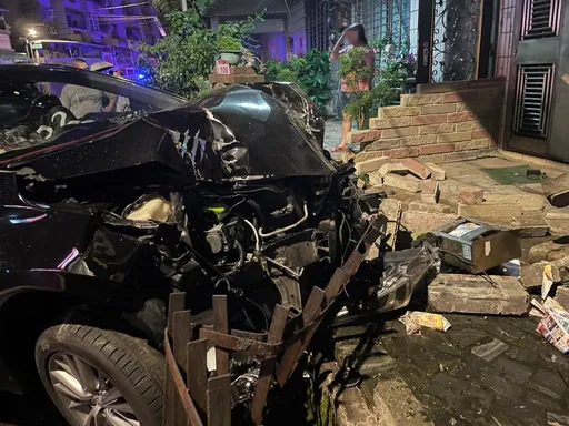 2部小客車路口擦撞　3幢民宅、3輛汽機車無辜受波及