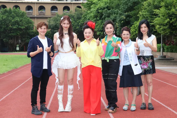 （左起）胡利、曹晶晶、白冰冰、曹金玲、市議員、蔣黎麗。莊宗達攝