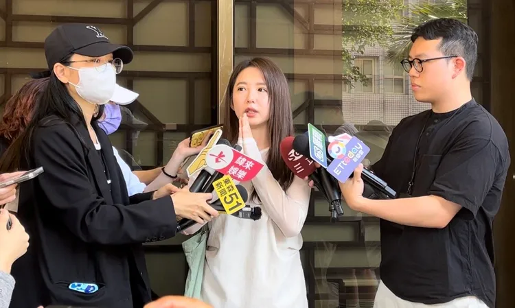 郭書瑤（中）現身北檢受訪，直言案情目前「有點複雜」。謝亞庭攝