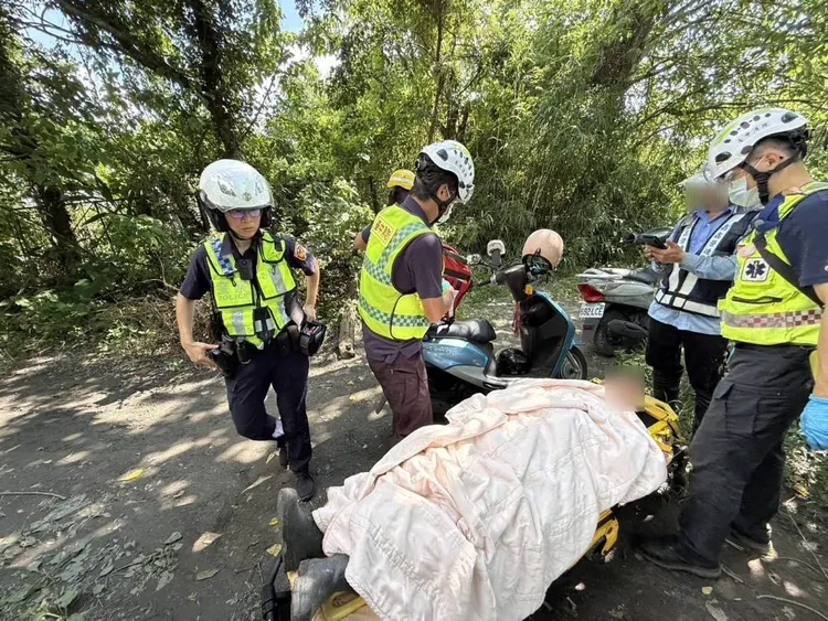 警方、消防人員及附近道路工程包商合力搜尋，順利救出林姓老翁。民眾提供