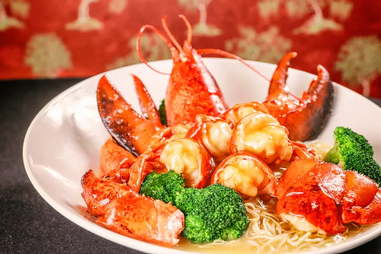 雙囍中餐廳夏季專案限定新菜「黃金龍蝦麵」。業者提供