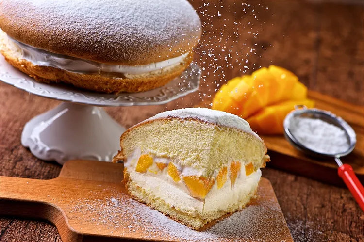 喜愛波士頓派更別錯過「芒果小波派」，厚實蛋糕夾入香甜芒果鮮奶油，香甜不膩超滿足。神旺普諾麵包坊提供