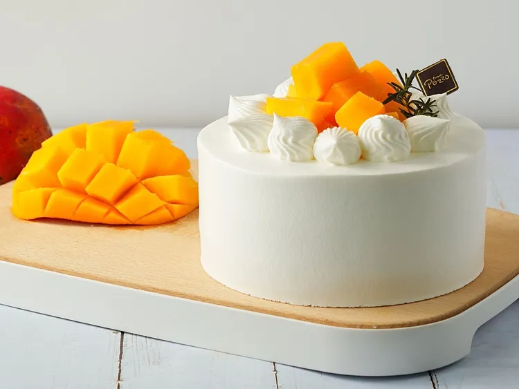 「仲夏芒果蛋糕」層層堆疊愛文芒果、卡士達、布丁與蛋糕，是派對慶生的奢華首選。神旺普諾麵包坊提供
