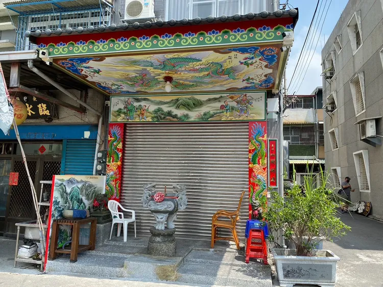 被砸私人宮廟。翻攝畫面