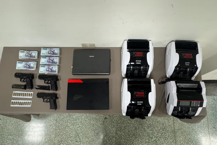 警方於詐團共犯的車輛中查獲改造槍枝與彈藥，供稱是為了防黑吃黑。翻攝畫面