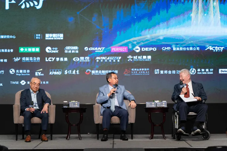 高峰對話一「公司成長 ——多元成長的路徑與挑戰」講者對談。董事學會提供