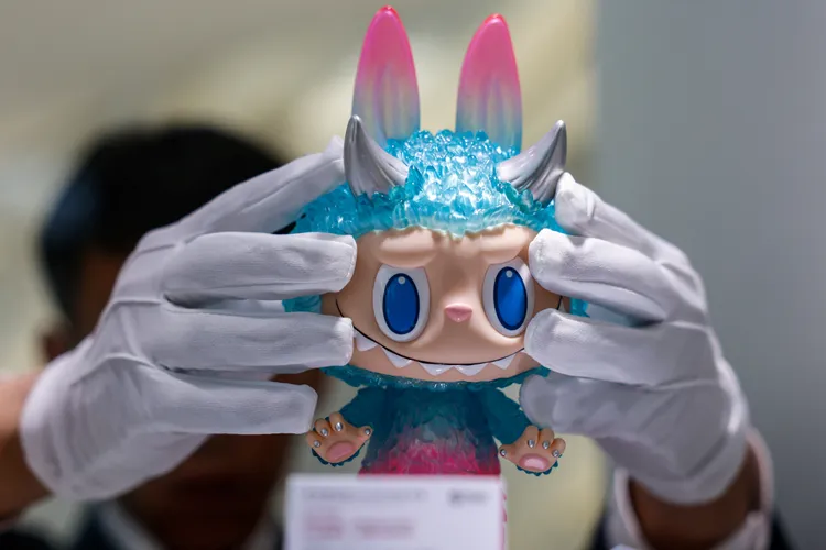 拉布布拍賣品之一。路透社