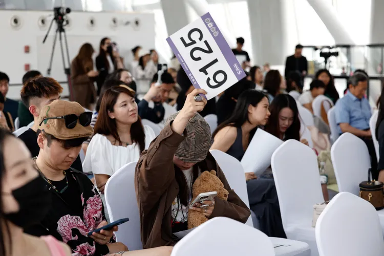 中國拍賣公司6月10日在北京舉辦拉布布拍賣會。路透社