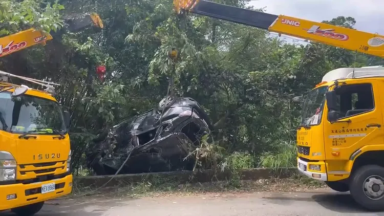 休旅車被拖吊車吊至路面，受損嚴重。民眾提供