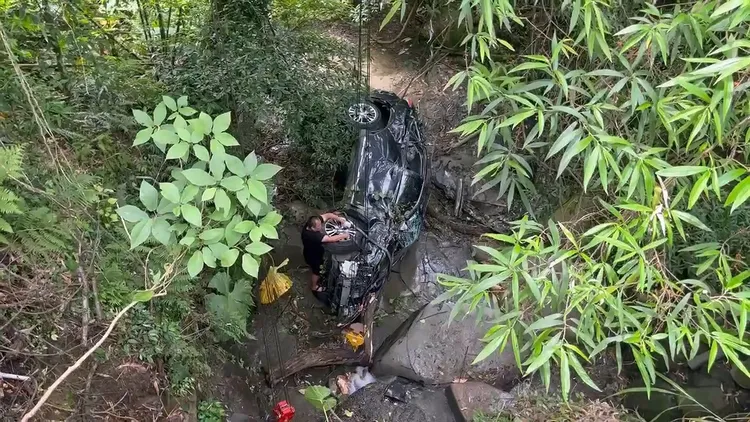 休旅車衝進邊坡山谷內。民眾提供