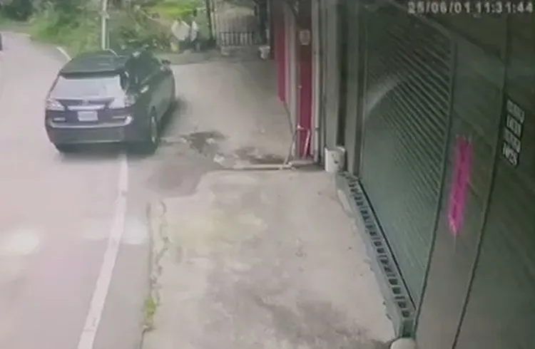 休旅車經過彎道時衝進民宅旁的邊坡。民眾提供