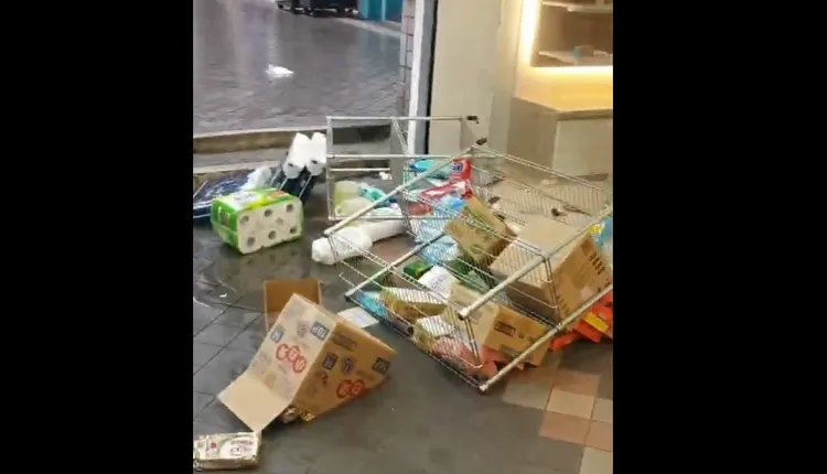 店、內外貨架都倒塌。翻攝自社會事新聞影音