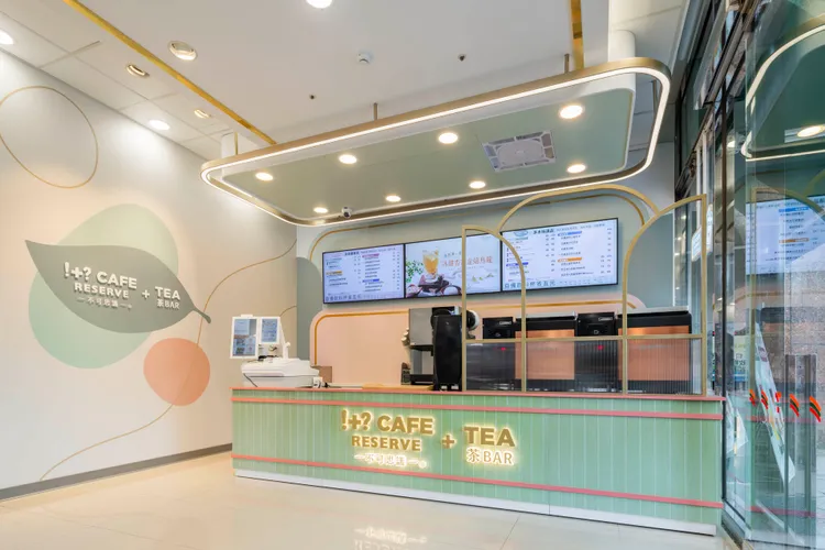 「!+? CAFE RESERVE+TEA 不可思議茶Bar」首間街邊型旗艦店，以莫蘭迪色為基調，搭配網美打卡牆設計打造10坪空間。7-11提供

