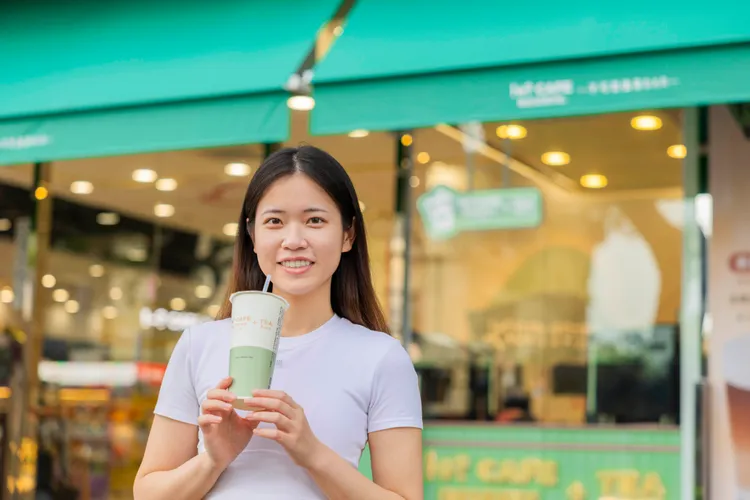 歡慶首間街邊型旗艦店開幕，今（20日）「!+? CAFE RESERVE+TEA不可思議茶Bar」推出「茶王焙火烏龍」與「綿綿伯爵紅茶」同品項買1送1。7-11提供