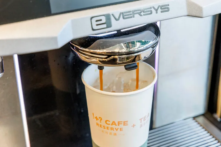 「!+? CAFE RESERVE+TEA不可思議茶Bar」首間街邊型旗艦店，導入4大自動化設備簡化製作。7-11提供