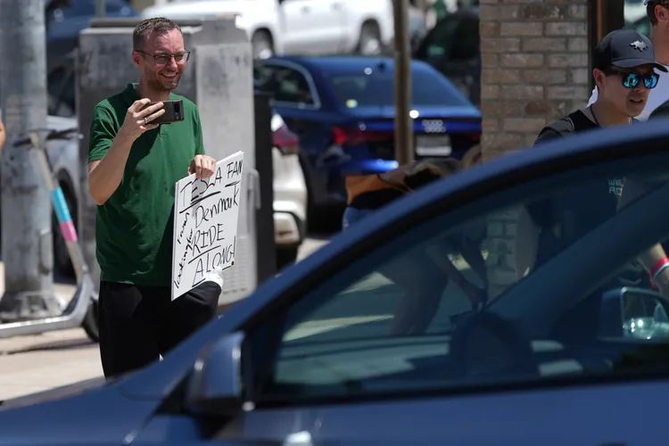 丹麥熱情粉絲特別趕來德州，見證特斯拉的無人計程車上路。美聯社