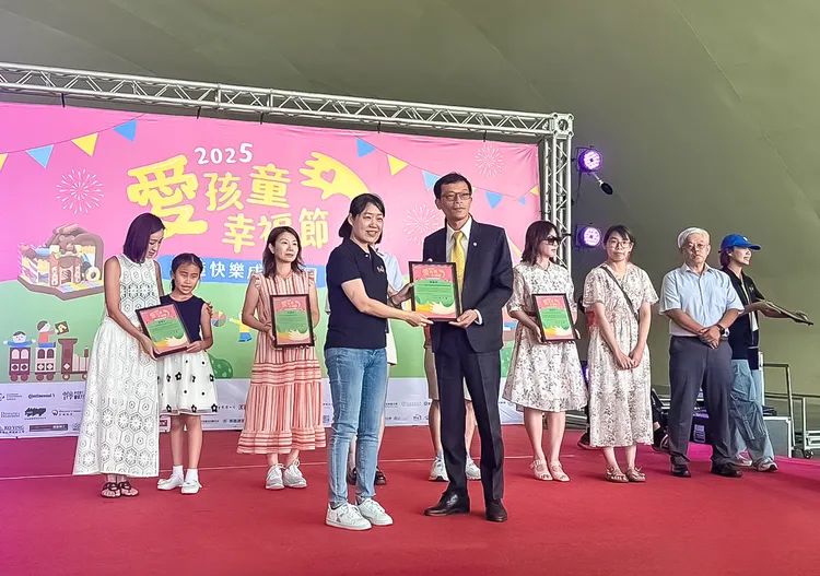 感謝永慶不動產、永義房屋高雄經管會關懷慢飛天使，由伊甸副執行長張靜薇(第一排圖左)頒發感謝狀，由永慶不動產會長鄭曜德(第一排圖右)代表受贈。永慶房產集團提供