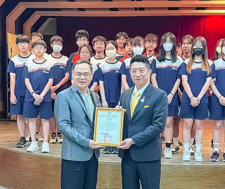由鳳甲國中校長丁文祺(圖左)代表致贈感謝狀，由永慶不動產暨永義房屋高雄區榮譽會長葉誌螢(圖右)代表受贈。永慶房產集團提供